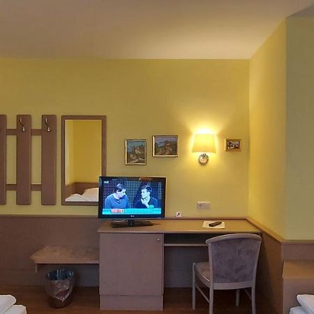 Hotel Astoria Bergrheinfeld Bagian luar foto